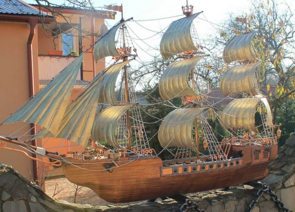 Вражаючий мідний корабель може прикрашати Вашу оселю!