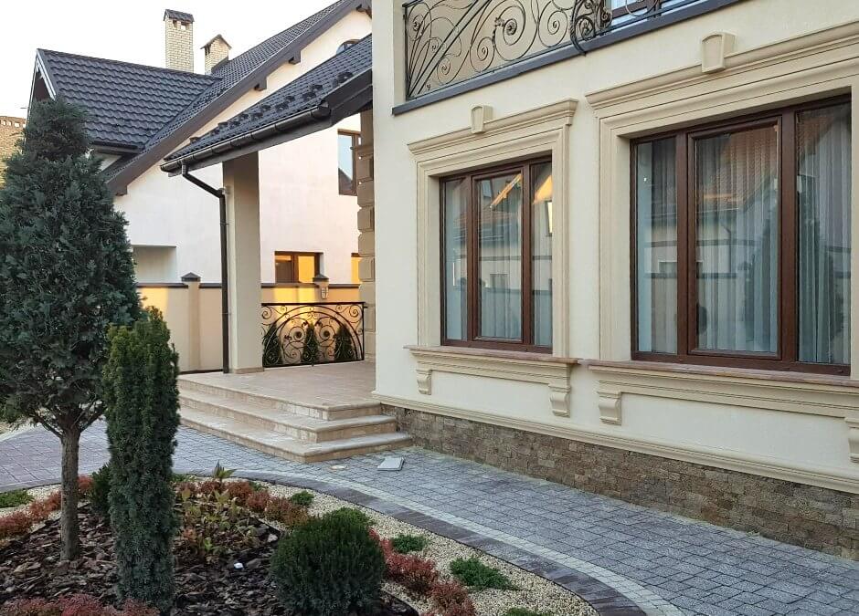 Стильний фасадний декор з пінопласту