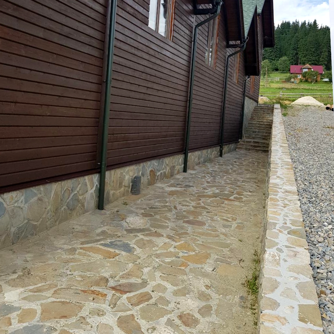 доріжка з каменю