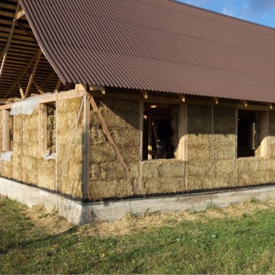будівництво дому зі соломи